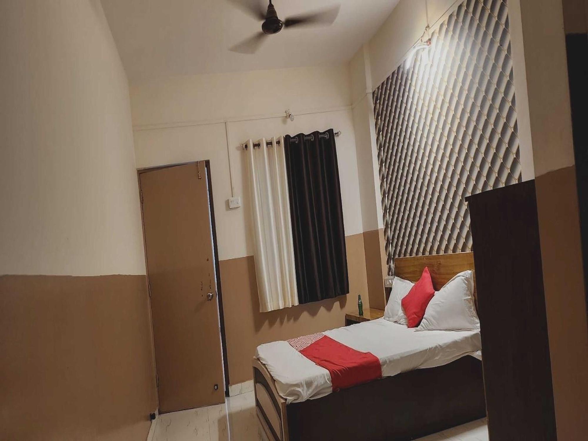Hotel Royal Lodging Phursungi Екстериор снимка