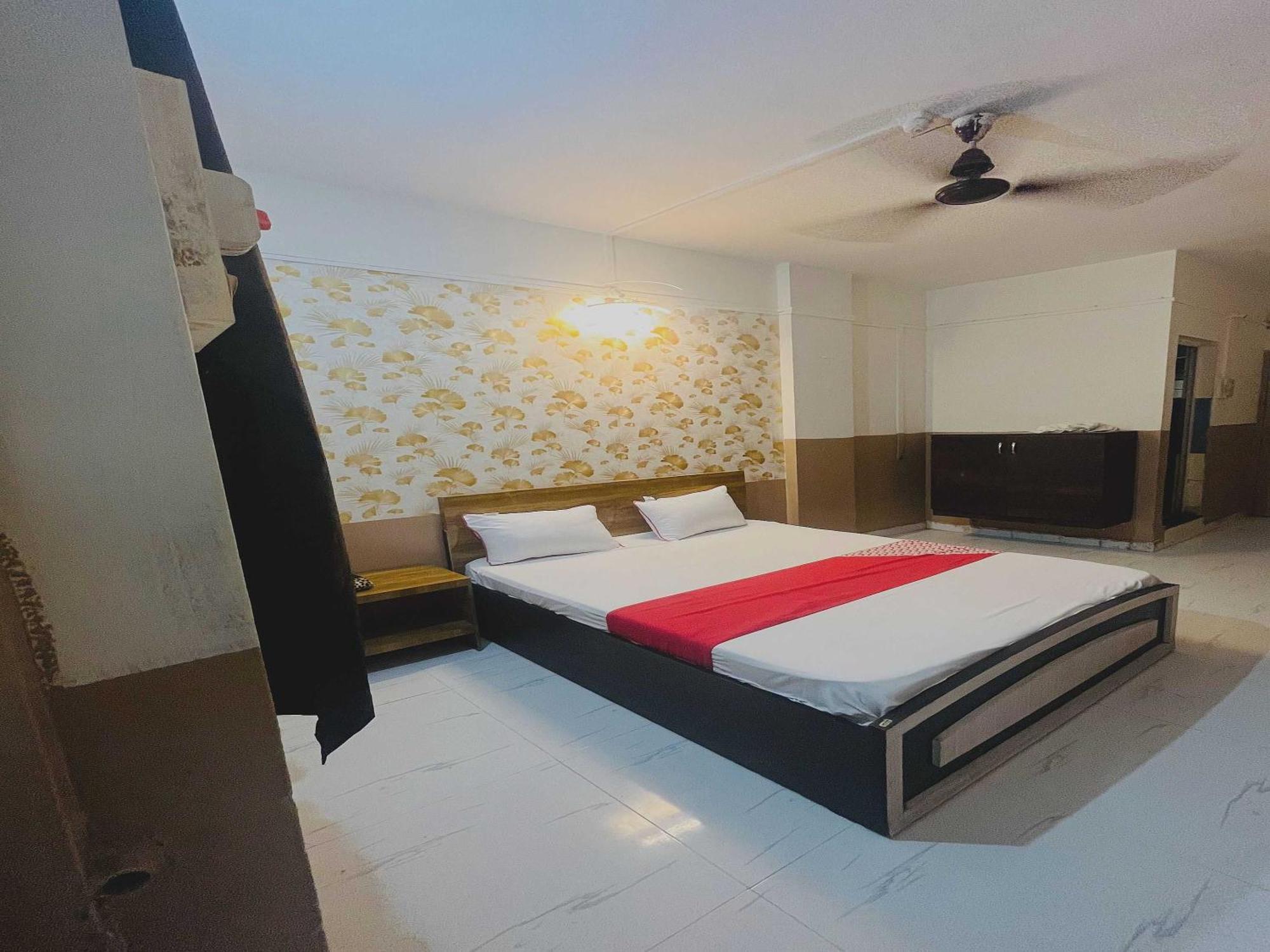 Hotel Royal Lodging Phursungi Екстериор снимка