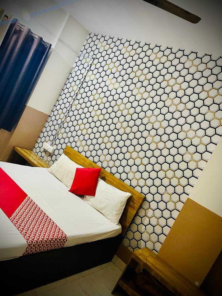 Hotel Royal Lodging Phursungi Екстериор снимка