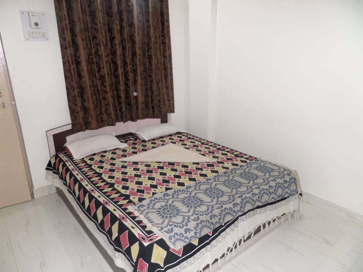 Hotel Royal Lodging Phursungi Екстериор снимка