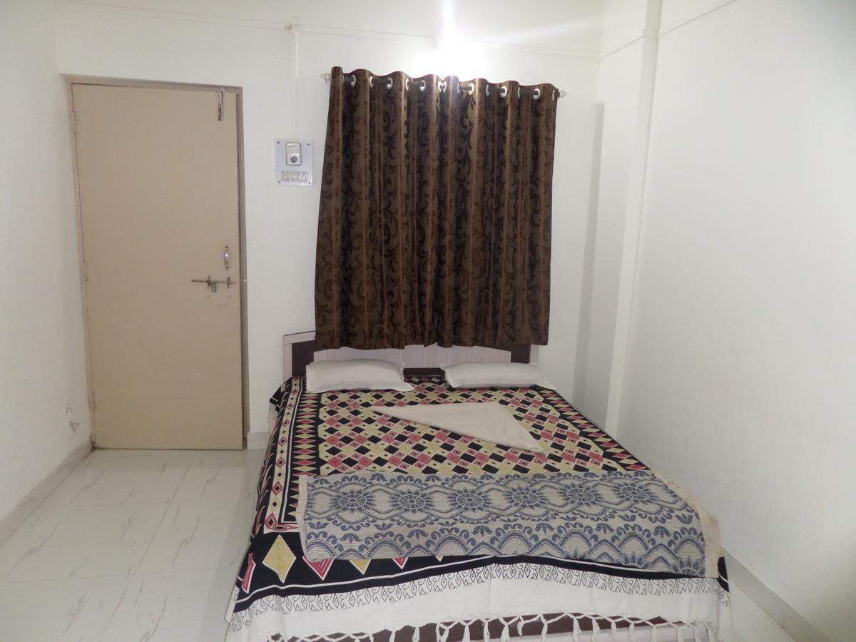 Hotel Royal Lodging Phursungi Екстериор снимка