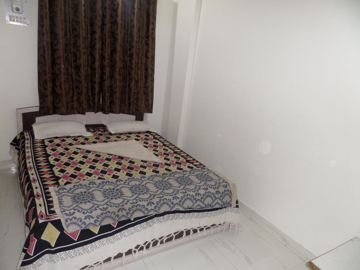 Hotel Royal Lodging Phursungi Екстериор снимка